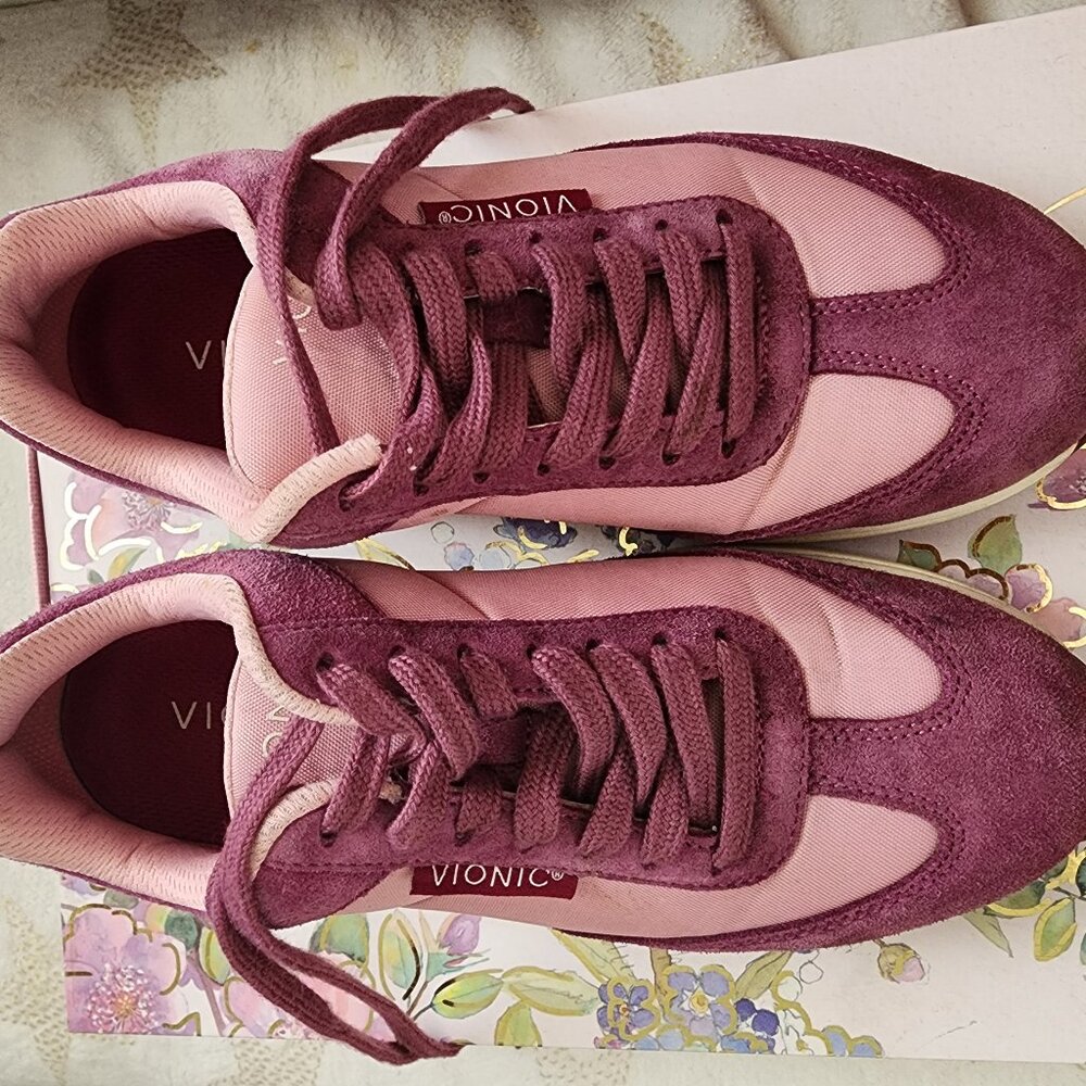 VIONIC MULTI-COLOR TENNIS SHOES